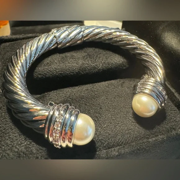 Silver cable bracelet with pearl like stone and diamond-like detail - Picture 3 of 6